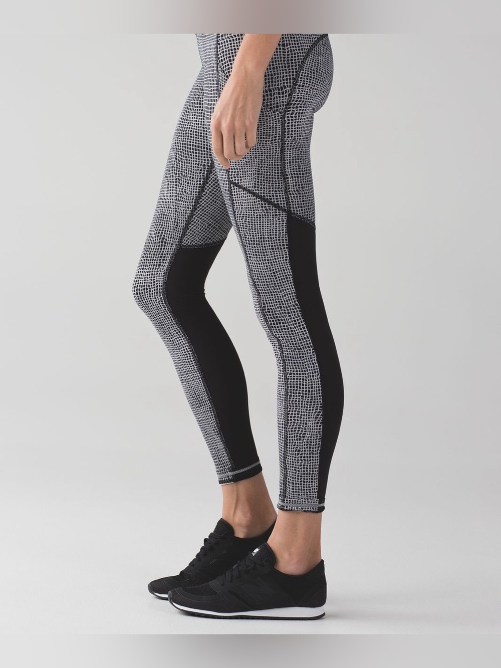 Lululemon speed tight V mesh back leggings women’s 8 fall net black white active